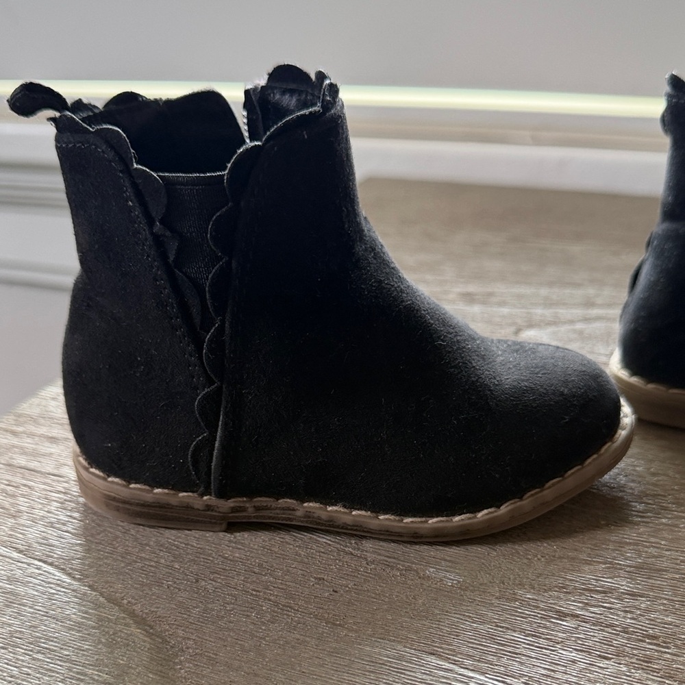 GAP Black Scalloped Ankle Boots for Kids - Picture 11 of 12